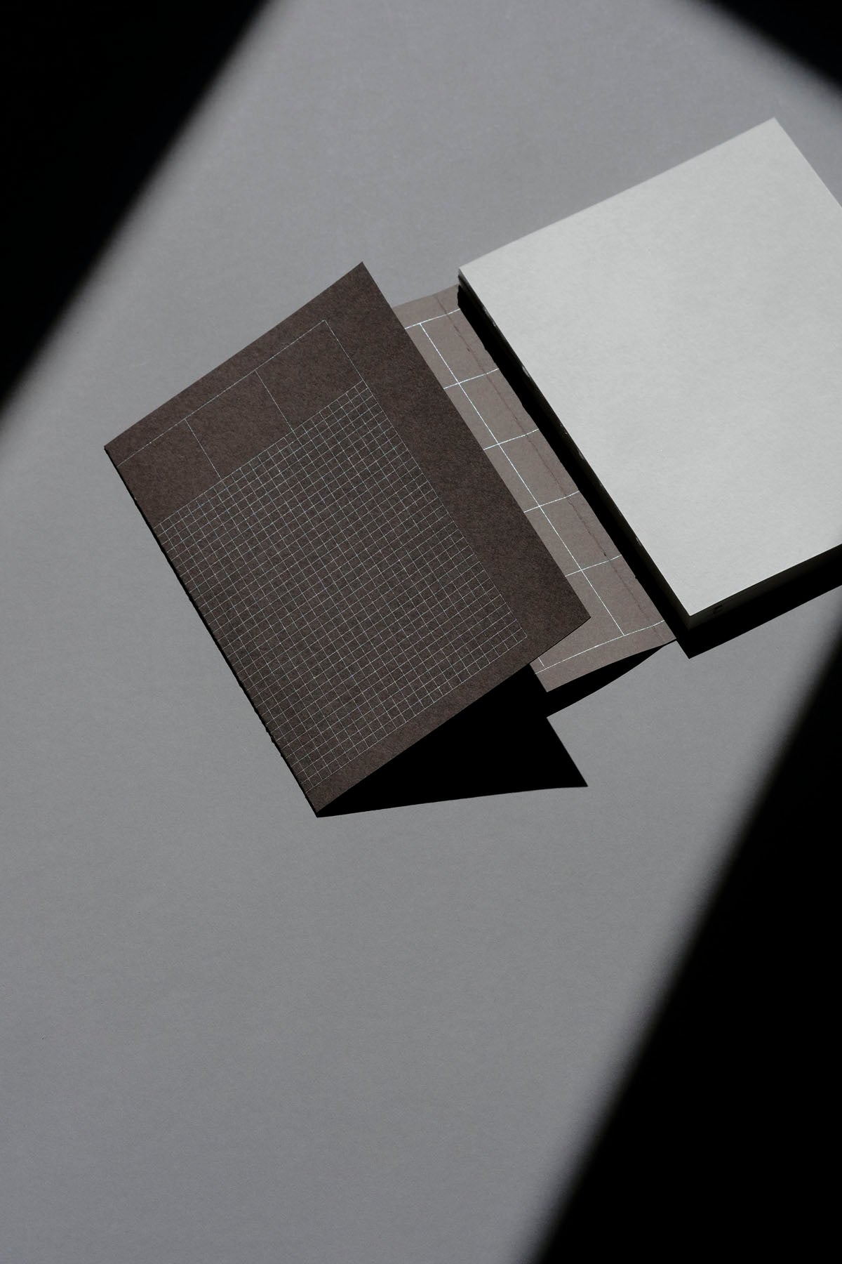 [PRESALE] Grid 2027 Calendar – smoke brown