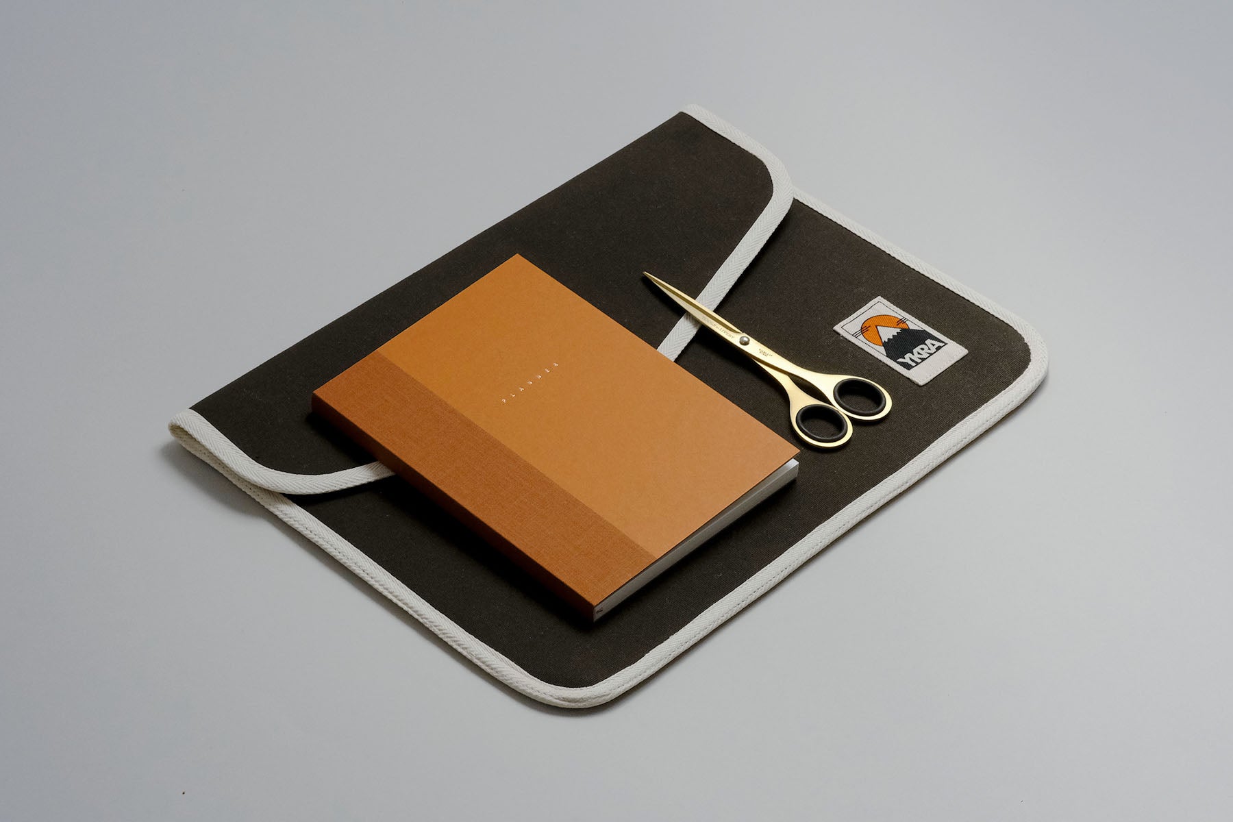 Bawełniane etui na laptopa – khaki, YKRA, papierniczy design