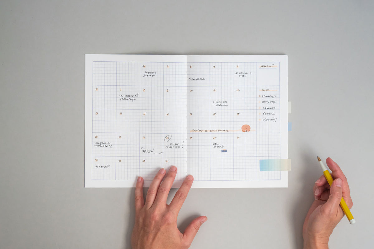 Wypełniona rozkładówka miesięczna w plannerze Grid.