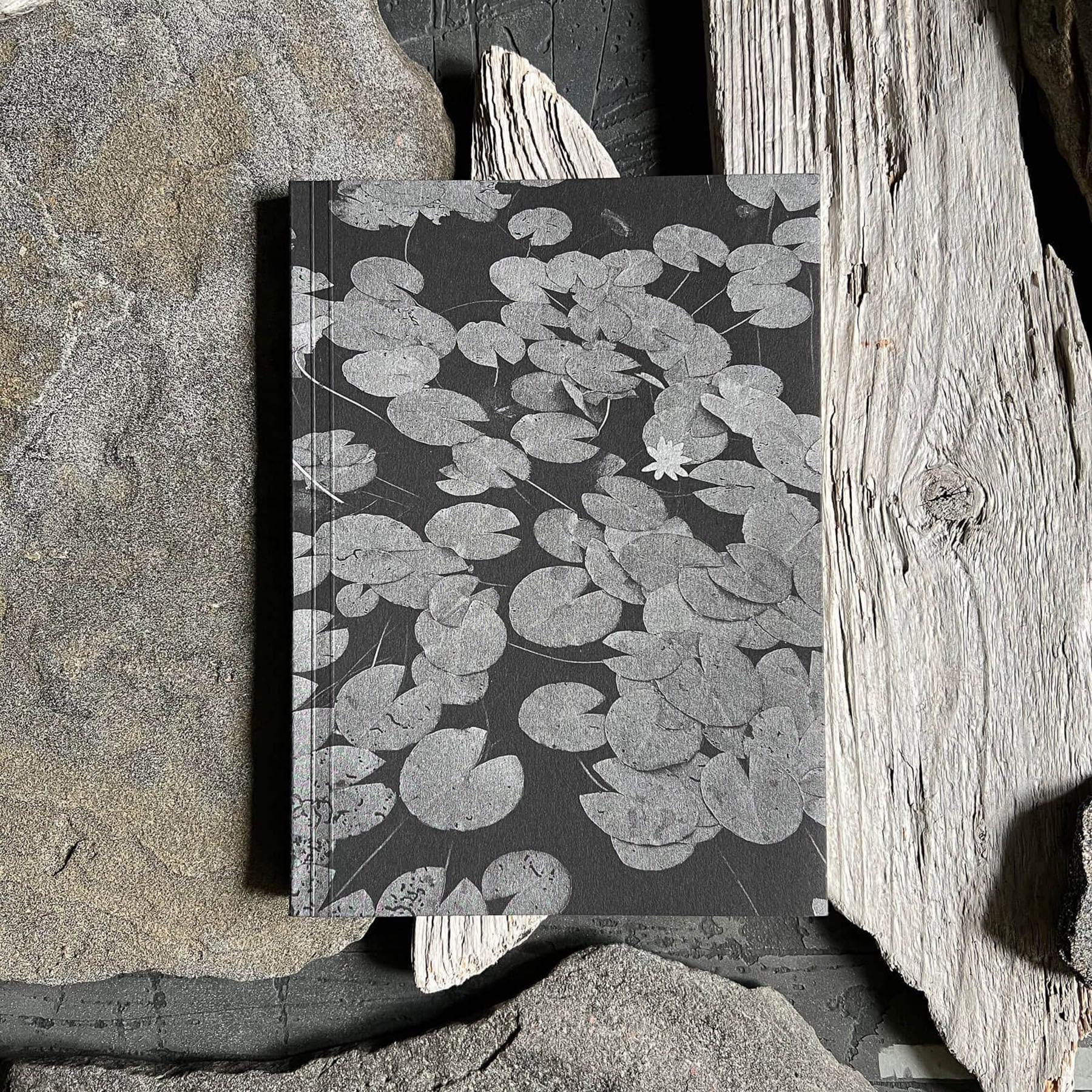Planner niedatowany – Lilie, Curated Paper, papierniczy design