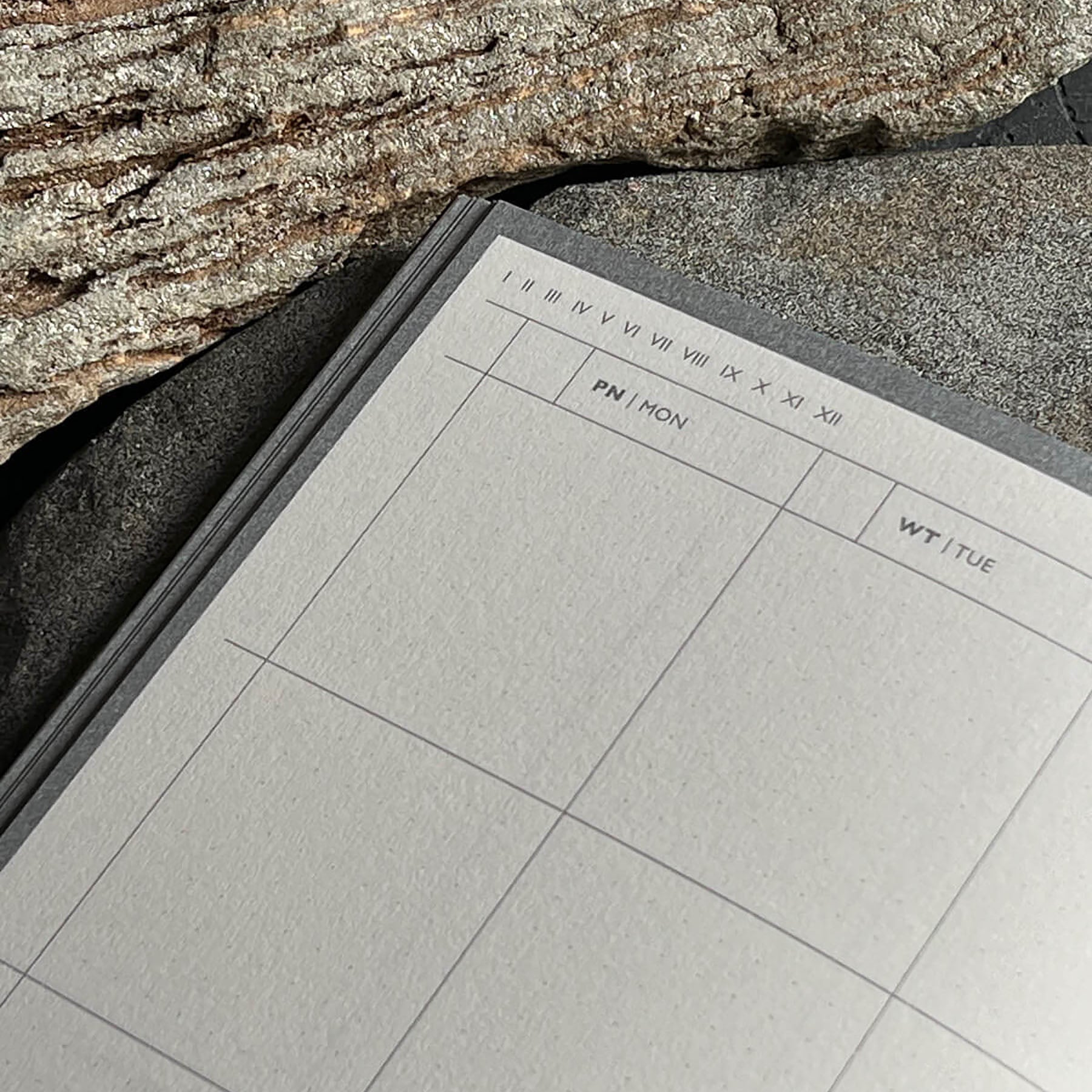 Planner niedatowany – Lilie, Curated Paper, papierniczy design