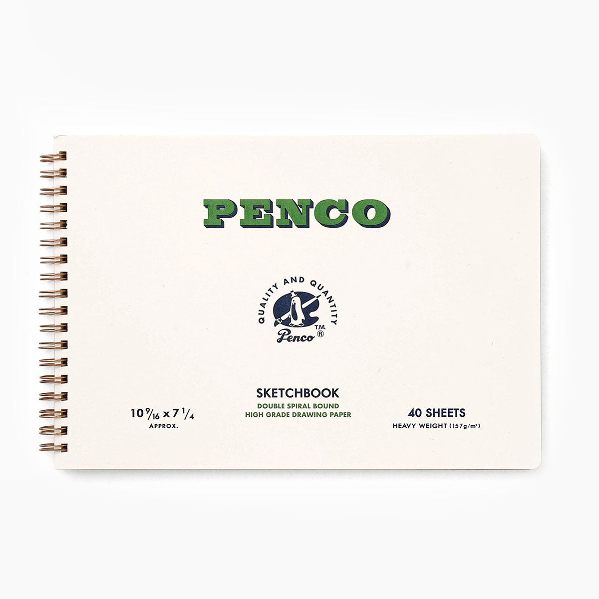 Kremowy szkicownik na metalowej spirali z zielonym napisem z nazwą marki Penco oraz mniejszymi napisami z informacjami na temat szkicownika.