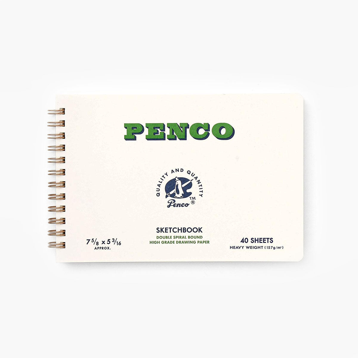 Kremowy szkicownik na metalowej spirali z zielonym napisem z nazwą marki Penco oraz mniejszymi napisami z informacjami na temat szkicownika.
