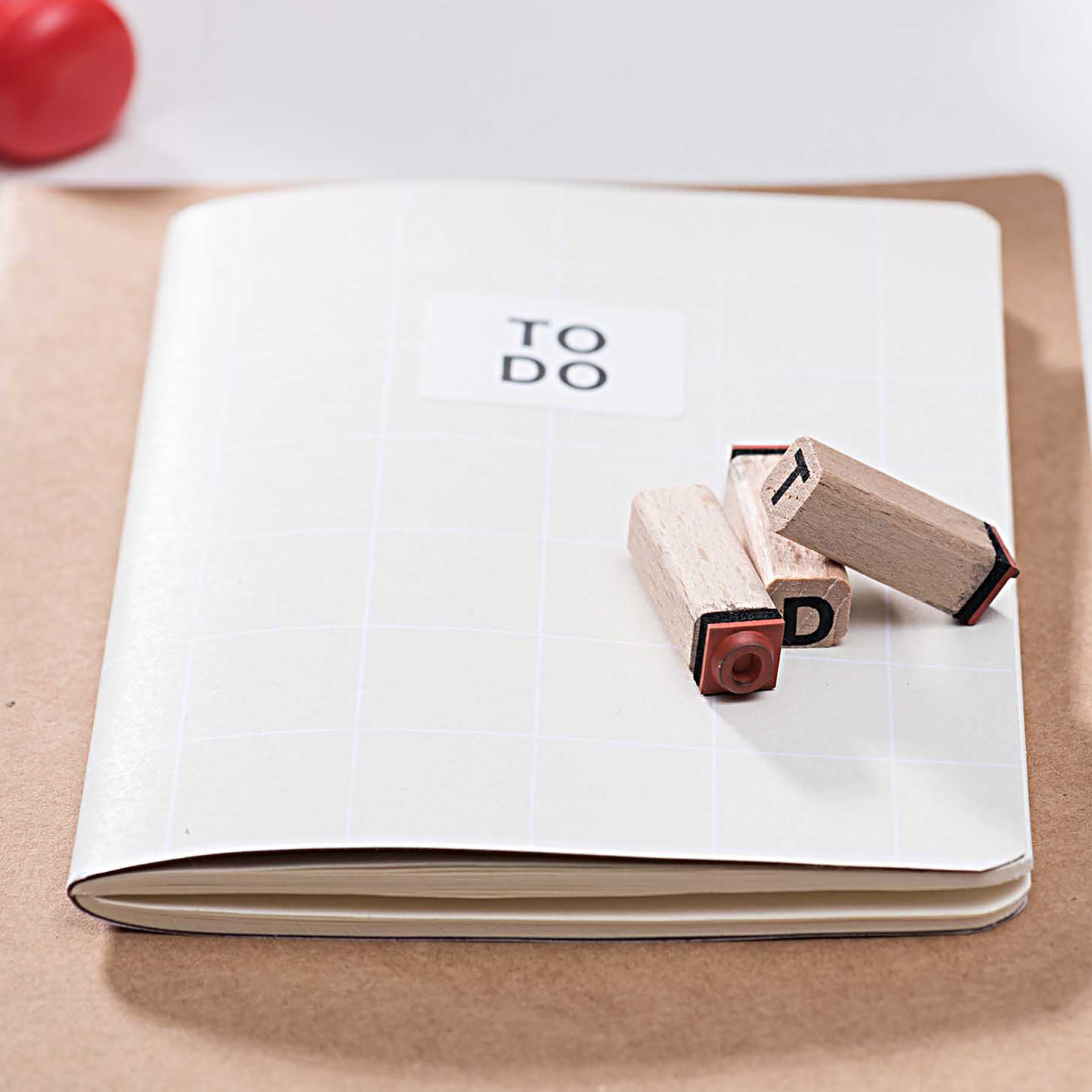Zestaw drewnianych stempelków – litery i cyfry, Rico Design, papierniczy design