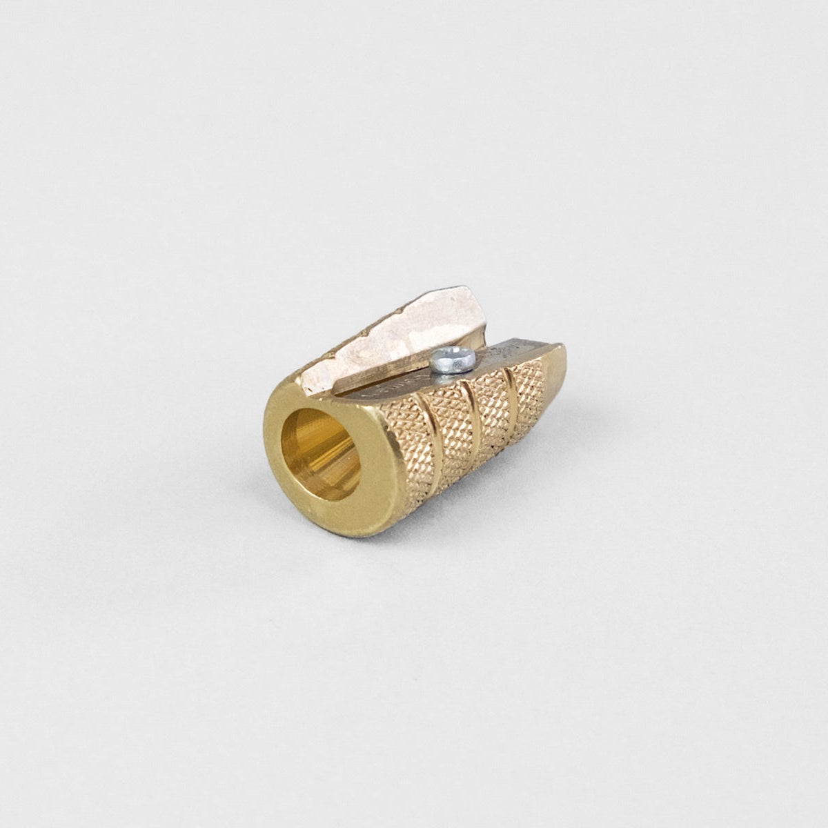 Mosiężna temperówka M+R bullet, Möbius + Ruppert, design sklep papierniczy, domowe biuro