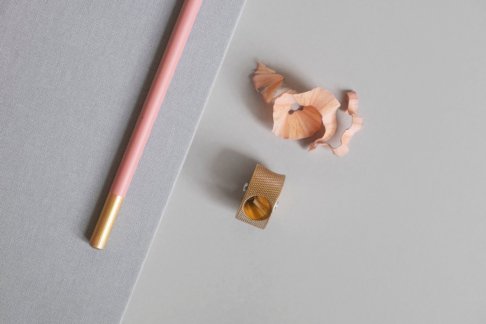 Mosiężna temperówka M+R z okrągła z dwoma otworami, Möbius + Ruppert, design sklep papierniczy, domowe biuro