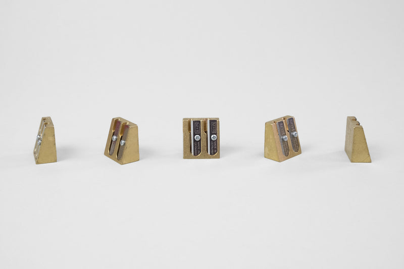 Mosiężna temperówka M+R z dwoma otworami, Möbius + Ruppert, design sklep papierniczy, domowe biuro