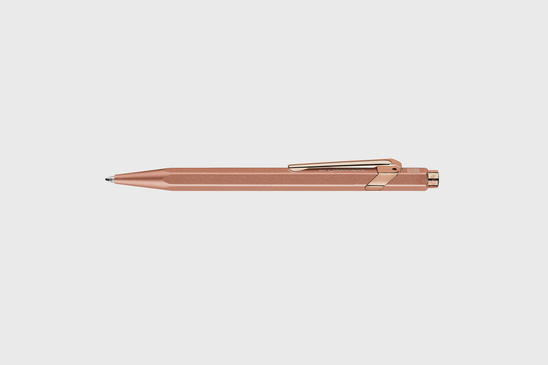 Aluminiowy długopis Caran d'Ache 849 – Brut Rose, Caran d'Ache, domowe biuro, artykuły biurowe