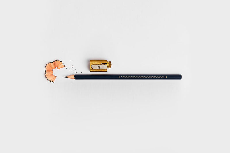 Granatowy ołówek HB, Katie Leamon, design sklep papierniczy, domowe biuro