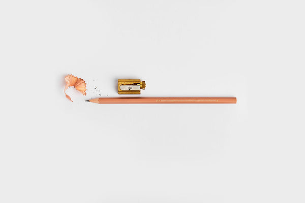 Różowy ołówek B, Katie Leamon, design sklep papierniczy, domowe biuro