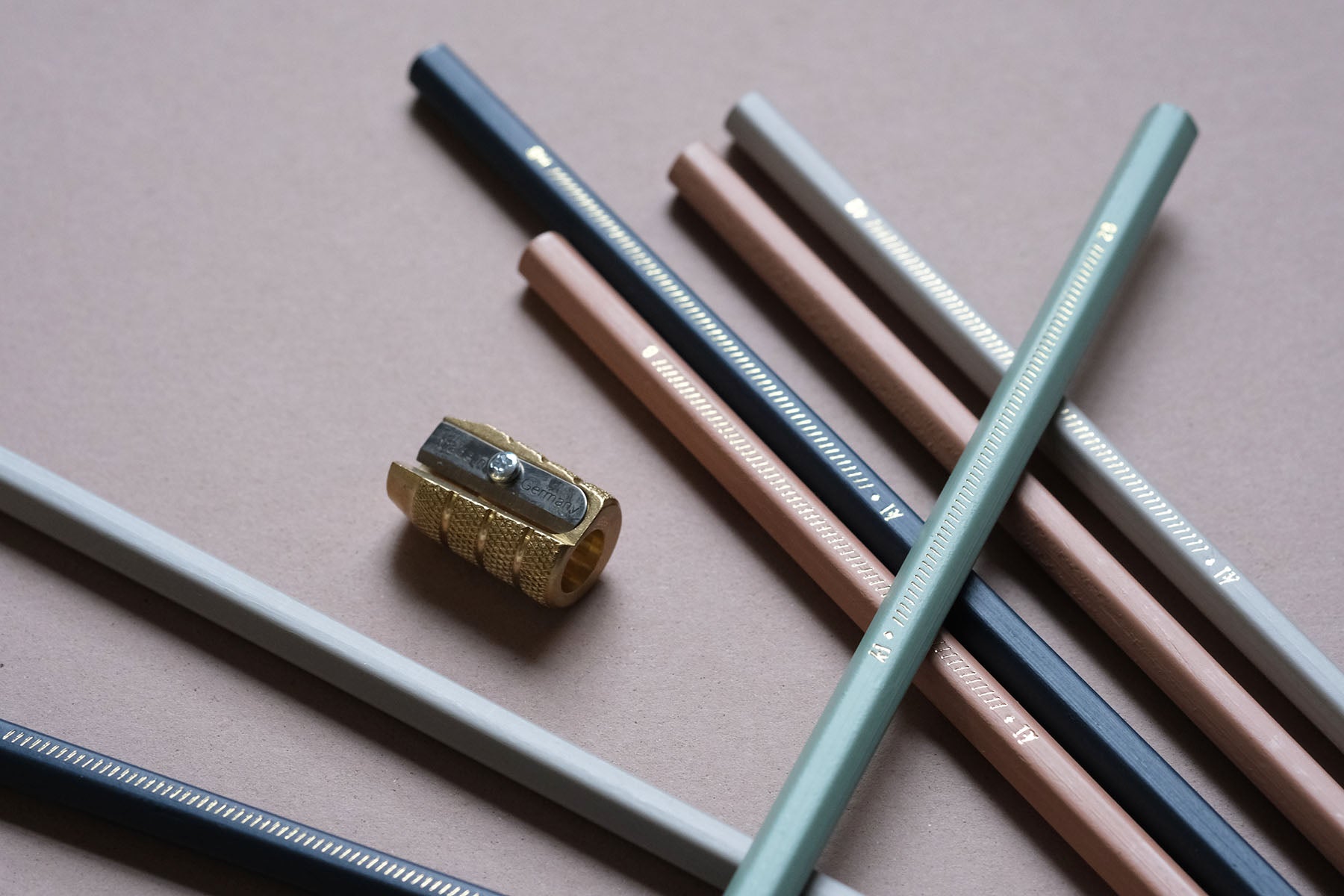 Mosiężna temperówka M+R bullet, Möbius + Ruppert, design sklep papierniczy, domowe biuro