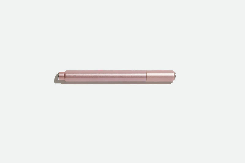 Aluminiowe pióro wieczne z magnetycznym zamknięciem – różowe, before breakfast, domowe biuro, designerskie artykuły biurowe