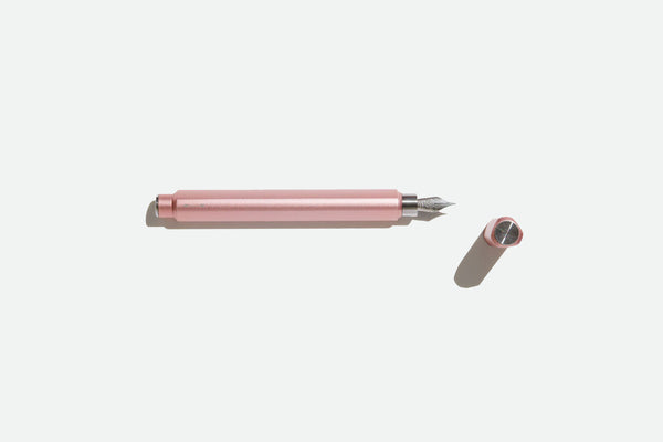 Aluminiowe pióro wieczne z magnetycznym zamknięciem – różowe, before breakfast, domowe biuro, designerskie artykuły biurowe