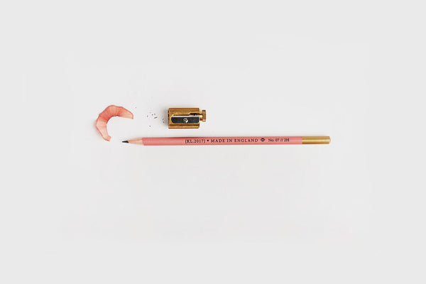 Różowy ołówek 2H, Katie Leamon, design sklep papierniczy, domowe biuro