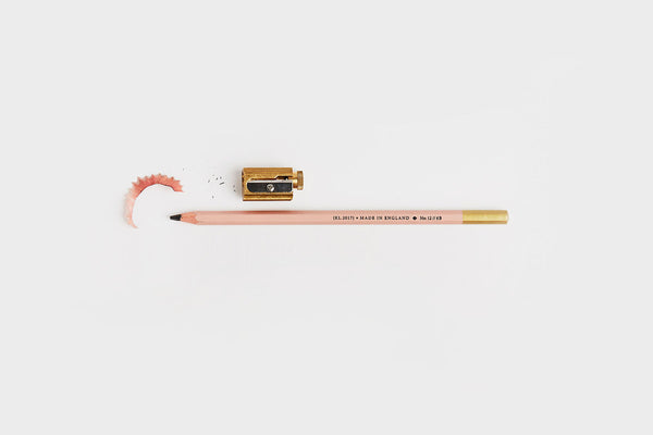 Jasnoróżowy ołówek 6B, Katie Leamon, design sklep papierniczy, domowe biuro