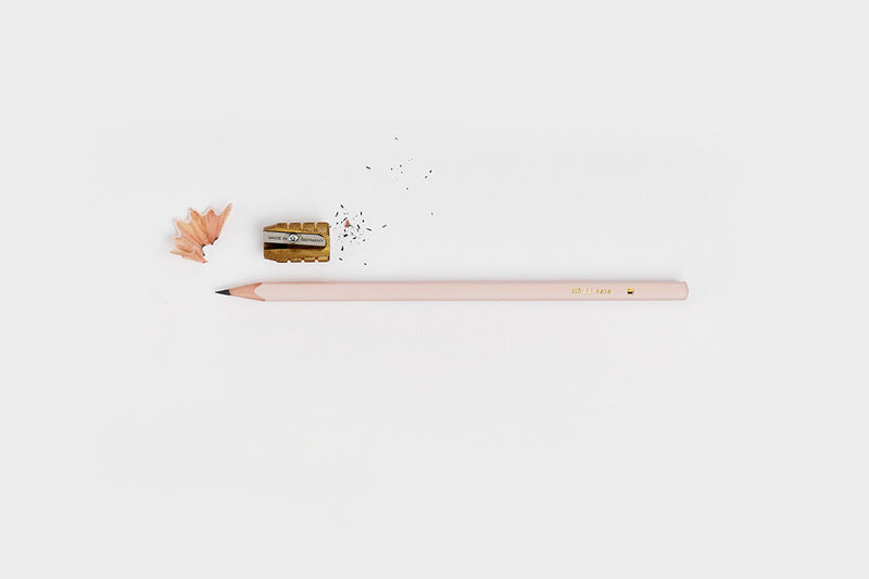Różowy ołówek HB, Katie Leamon, design sklep papierniczy, domowe biuro