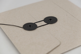 Eko koperty z guzikami Q Papierniczeni, design artykuły biurowe, domowe biuro