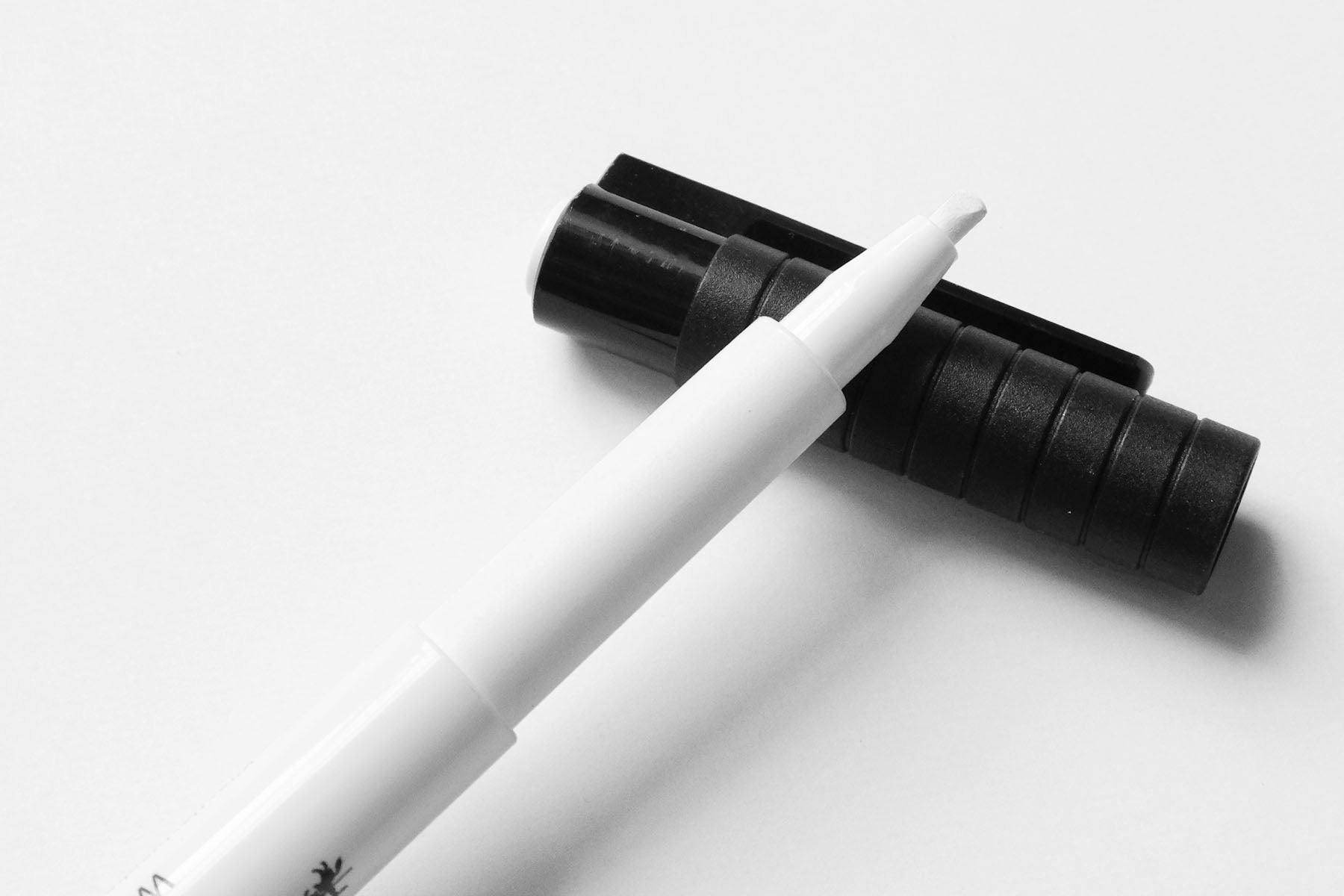 Wodoodporny pisak – biały, Faber-Castell, domowe biuro, designerskie artykuły biurowe