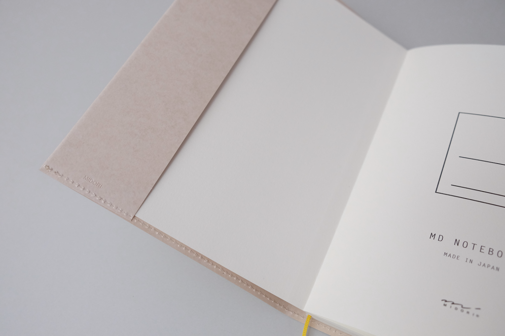 Papierowa okładka MD Paper, Midori, design artykuły biurowe, domowe biuro