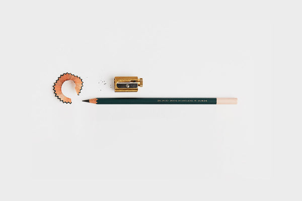Ciemnozielony ołówek B, Katie Leamon, design sklep papierniczy, domowe biuro