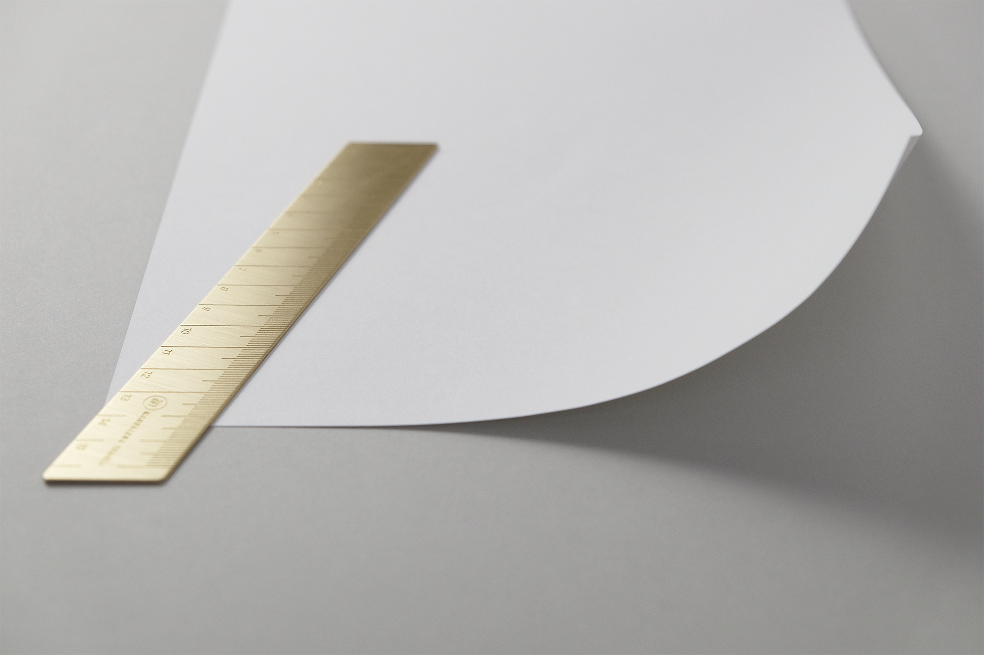 Mosiężna linijka Paper Love, Magdalena Tekieli, design artykuły biurowe, domowe biuro