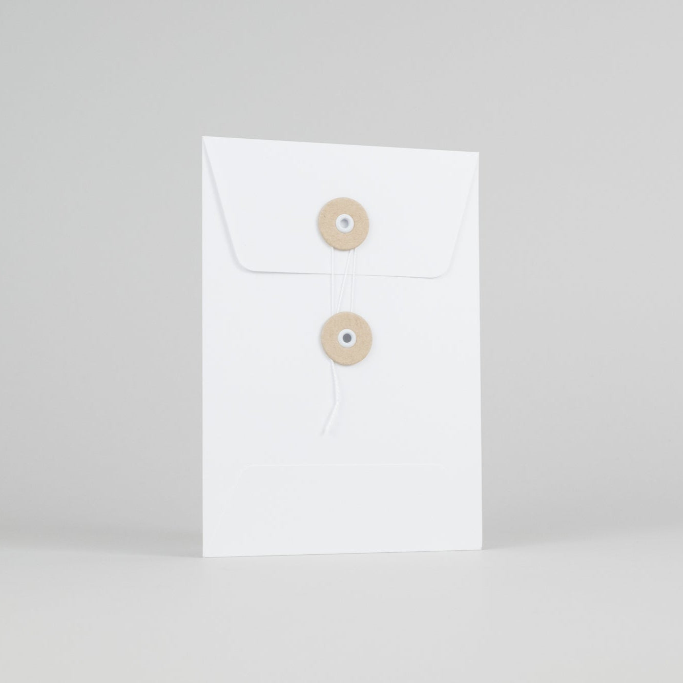 BIAŁE KOPERTY Z GUZIKAMI B6, Papierniczeni, design artykuły biurowe, domowe biuro