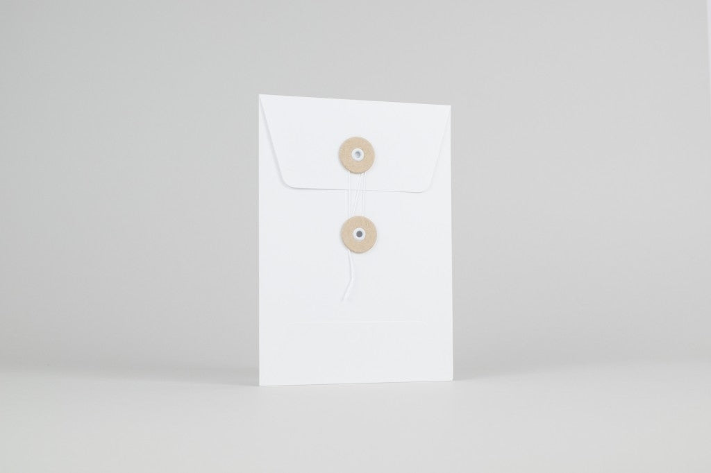 BIAŁE KOPERTY Z GUZIKAMI C5, Papierniczeni, design artykuły biurowe, domowe biuro