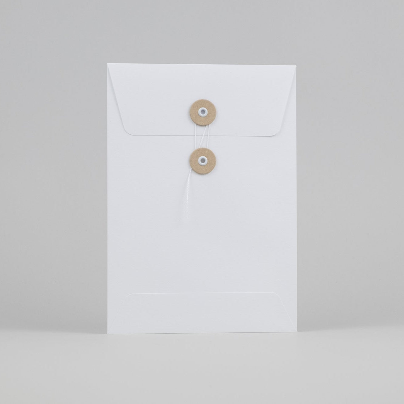 BIAŁE KOPERTY Z GUZIKAMI C5, Papierniczeni, design artykuły biurowe, domowe biuro