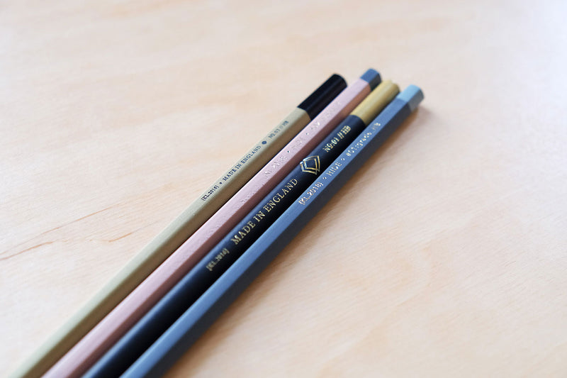 Złoty ołówek HB, Katie Leamon, design sklep papierniczy, domowe biuro
