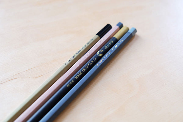 Jasnoróżowy ołówek B, Katie Leamon, design sklep papierniczy, domowe biuro