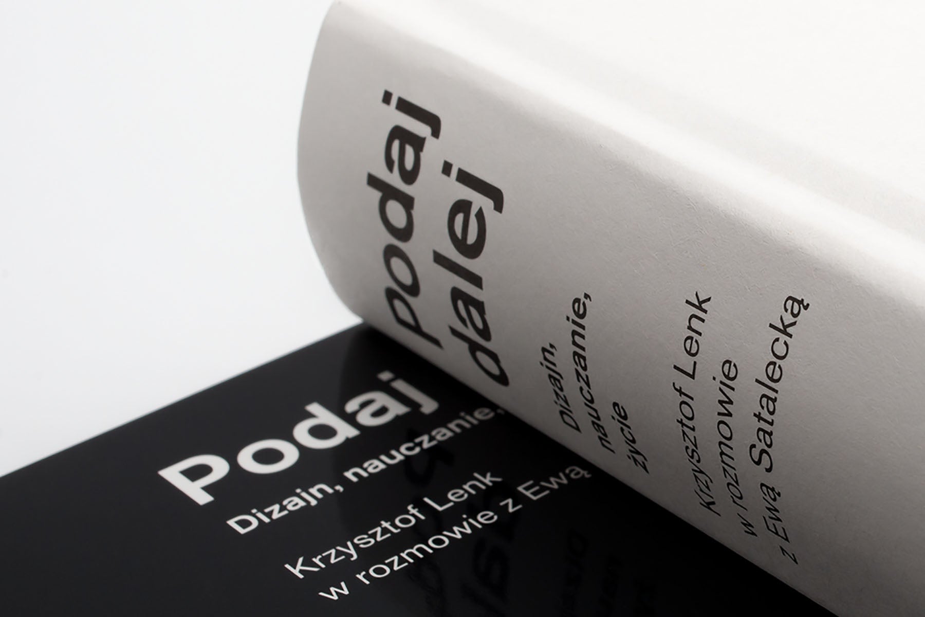 Podaj dalej. Design, nauczanie, życie, autorzy: Krzysztof Lenk, Ewa Satalecka, Wydawnictwo Karakter, książki o dizajnie