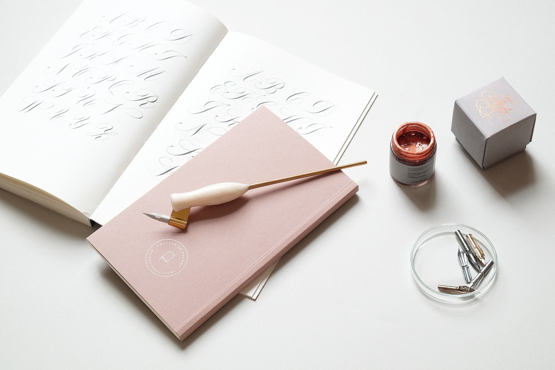Piękna Litera, design sklep papierniczy, domowe biuro, kaligrafia