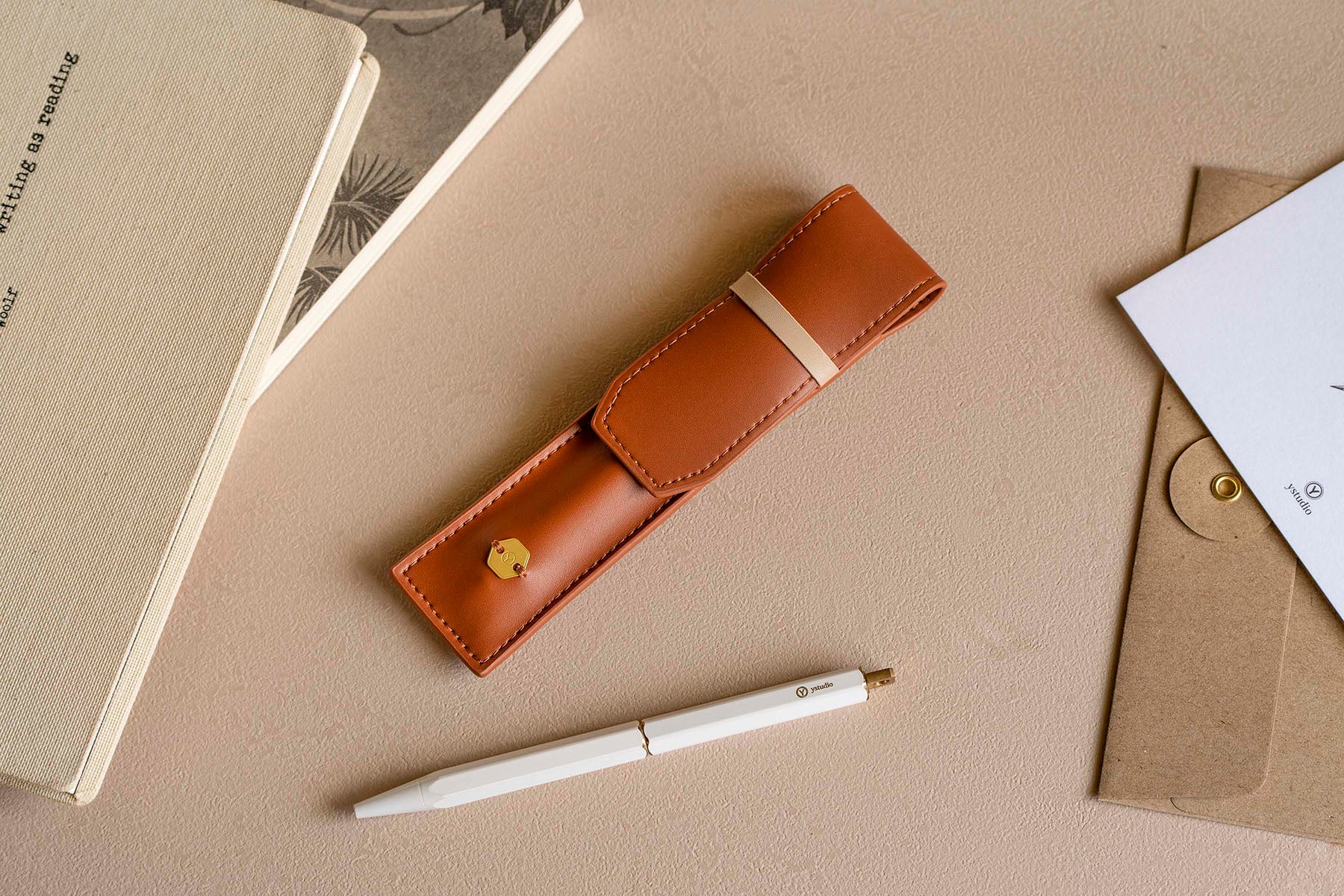 Etui na przybory do pisania Classic Reflect – koniakowe, ystudio, papierniczy design, domowe biuro