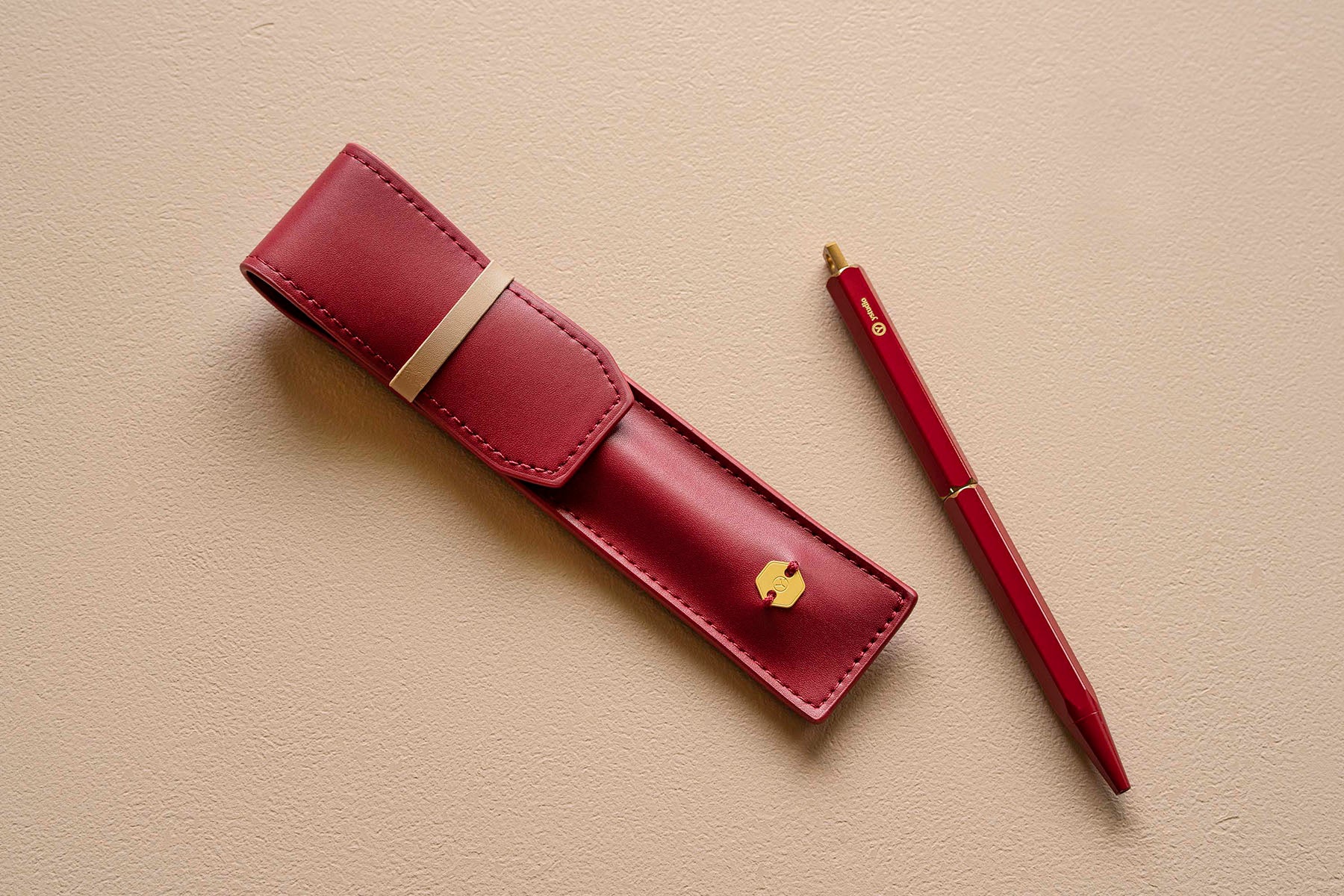 Etui na przybory do pisania Classic Reflect – czerwone, ystudio, papierniczy design, domowe biuro