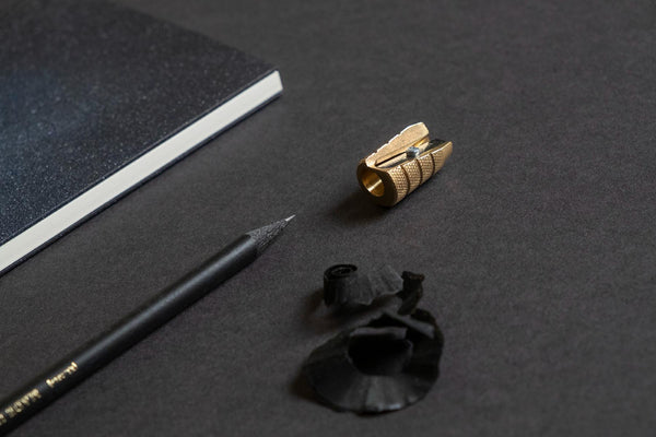 Czarny ołówek HB, Katie Leamon, design sklep papierniczy, domowe biuro